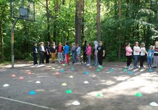 Gry i zabawy w Parku Leśnym przy Alei Na Stadion.