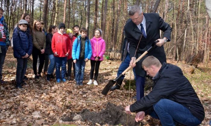 Dbamy o nasze środowisko – akcja sadzenia drzew z Prezydentem Miasta Kielce.