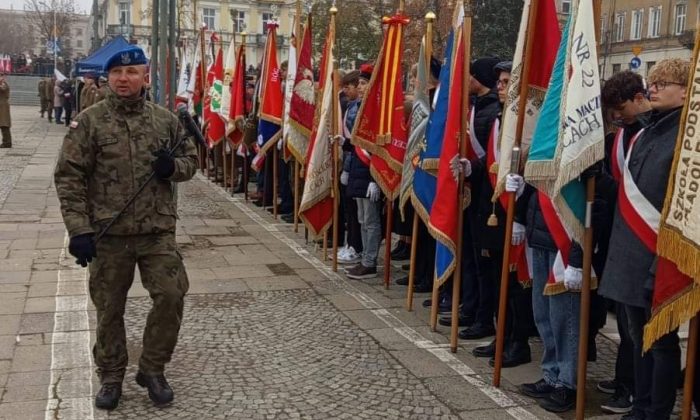 Poczet Sztandarowy Szkoły na obchodach 106. rocznicy odzyskania przez Polskę niepodległości