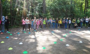Gry i zabawy w Parku Leśnym przy Alei Na Stadion.