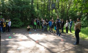Gry i zabawy w Parku Leśnym przy Alei Na Stadion.